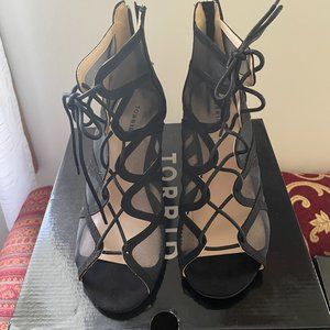 Scallop Lace-Up Sandal